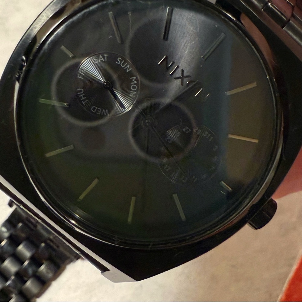 NIXON THE TIME TELLER DELUXE ALL BLACK MINIMALIST WRIST WATCH tells day & date - Picture 3 of 8